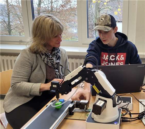 Die Landrätin Anke Beilstein bestaunt die Arbeiten mit den Roboterarmen im Computerlabor.  Foto: Martin Schmitt