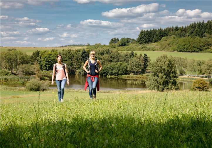 Welt der Eifelvulkane auf neuer Webseite erleben und entdecken Die Landschaftsdenkmäler werden auf der neuen Website groß in Szene gesetzt und machen Lust auf einen Spaziergang, wie hier am Booser oppelmaar.Copyright: Vulkanpark. Fotograf Martin Christ