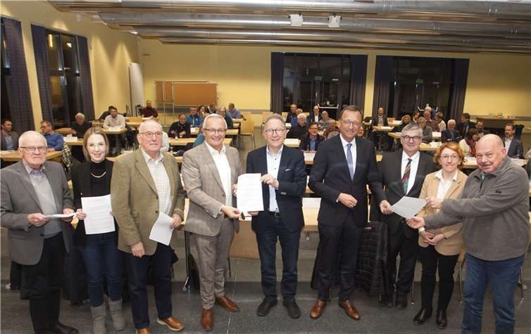 Die Landtags- und Bundestagsabgeordneten Ellen Demuth und Susanne Müller sowie Erwin Rüddel und Josef Oster bekamen von den Landräten und BI-Vertretern den Forderungskatalog überreicht, um das Thema Bahnlärm in die Parlamente einzubringen.  Fotos: FF