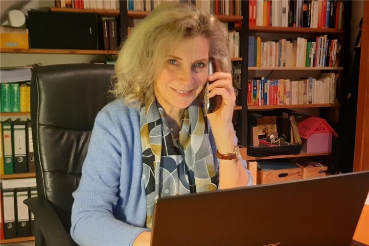 Die Landtagsabgeordnete Anna Köbberling informiert mit der Telefon-KI „Leo“ über ihre Arbeit und die Landtagswahl.