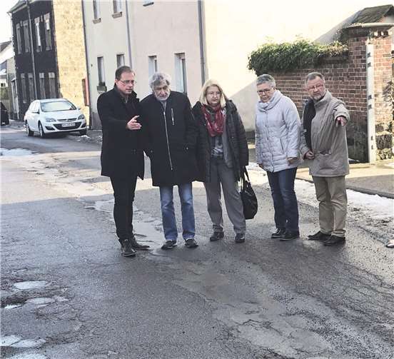 Die Landtagsabgeordnete Hedi Thelen -Mitte- nahm bei einem Ortstermin gemeinsam mit VG-Bürgermeister Jörg Lempertz (li.)- , Ortsbürgermeister Bernd Merkler (re.) sowie den Beigeordneten Godehard Jünemann und Doris Roßmann den desolaten Straßenzustand der L 82 in Augenschein. -FRE-