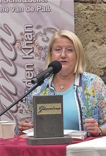 Die Landtagsabgeordnete Hedi Thelen verstand es hervorragend, die Gäste mit der Handlung des Buches vertraut zu machen.