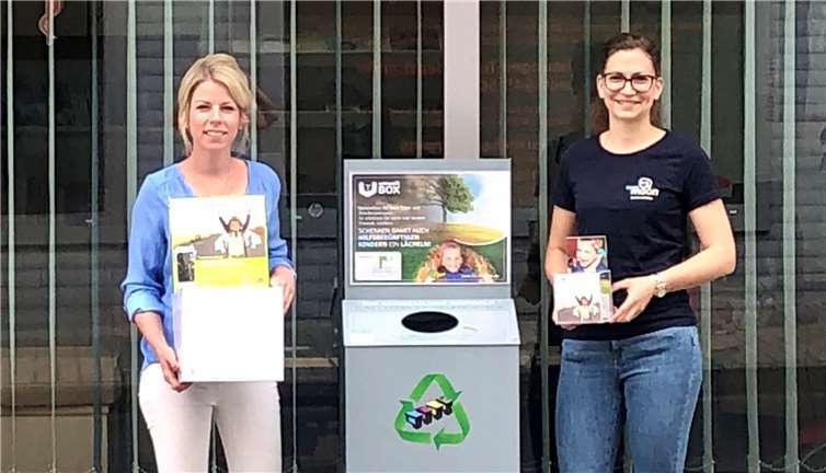 Die Landtagsabgeordnete Lana Horstmann (li.) gemeinsam mit Karolin Krings bei der Übergabe der Sammelbehältnisse vor dem SPD-Wahlkreisbüro in der Dierdorfer Straße.Foto: privat