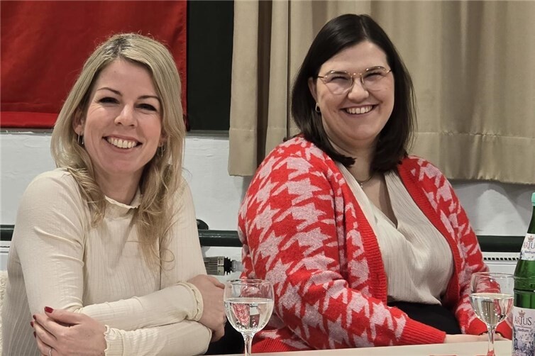 Die Landtagsabgeordnete Lana Horstmann (links) und Marie-Christin Ockenfels, SPD-Kreisvorsitzende begrüßen die Förderung der Dorfmoderation für Oberhonnefeld-Gierend und Thalhausen als wichtiges Signal für eine starke Bürgerbeteiligung und die Zukunft der Dörfer im Kreis Neuwied.