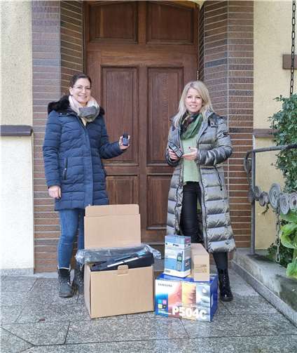 Die Landtagsabgeordnete Lana Horstmann (re.) zusammen mit Karolin Krings und einer Auswahl der gesammelten Spenden bei der kürzlichen Übergabe.Foto: privat