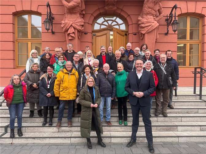 Die Landtagsabgeordnete Lana Horstmann und Herr Ministerpräsident Alexander Schweitzer begrüßen die Gäste aus Neuwied im Mainzer Landtag.  Foto: Lana Horstmann