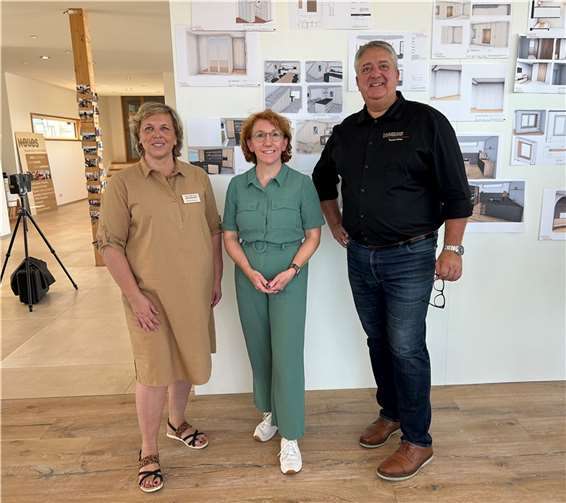 Die Landtagsabgeordnete Susanne Müller beim Besuch einer Schreinerei in Dernau.  Foto: privat