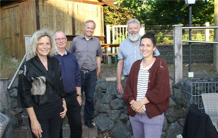 Die Landtagsabgeordnete und stellvertretende SPD-Stadtverbandsvorsitzende Anna Köbberling (1.v.l.) freut sich mit dem neuen Vorstand der Arzheimer SPD. V.l. Heiner Cron (Schriftführer), Andreas Metzing (Ortsvereinsvorsitzender), Heribert Heinrich (Ehrenvorsitzender), Nadine Schmitz (stellvertretende Vorsitzende und Jugend- und Familienbeauftragte).Quelle: SPD-Ortsverein Koblenz-Arzheim