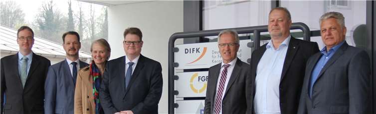 Die Landtagsabgeordneten Gabi Wieland, Josef Dötsch und Ralf Seekatz sprachen mit Andreas Hermann, Geschäftsführer des VDFFI e. V., Prof. Dr. Peter Quirmbach, Geschäftsführer der DIFK Deutschen Institutes für Feuerfest und Keramik GmbH und der ECREF European Centre for Refractories gemeinnützige GmbH sowie Dr. Christian Dannert, Leiter der Forschungsgemeinschaft Feuerfest e. V..Foto: privat