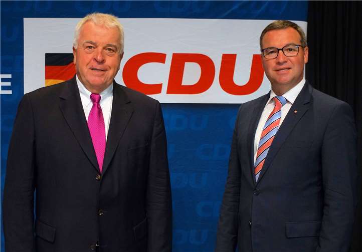Die Landtagsabgeordneten Guido Ernst (l.) und Horst Gies fordern mehr Personal für die Schulen. Foto: privat