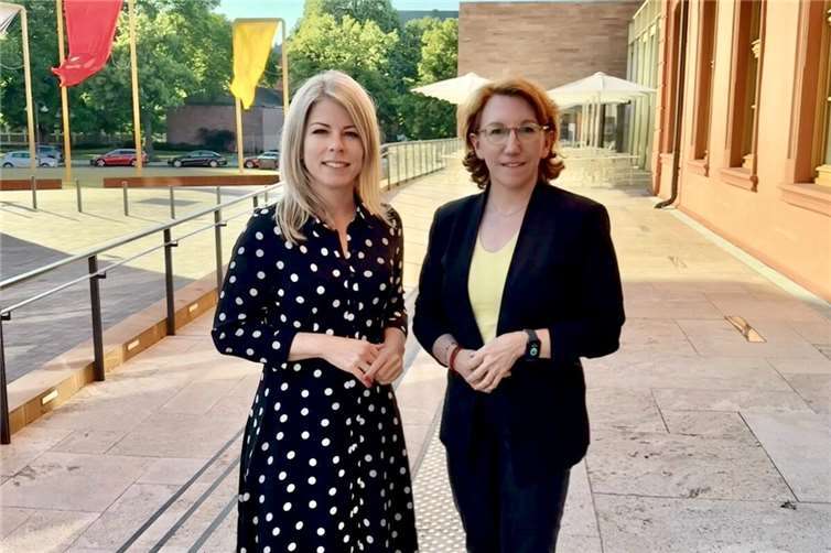 Die Landtagsabgeordneten Lana Horstmann (li.) und Susanne Müller freuen sich über die guten Nachrichten aus Mainz. Der Einsatz im Fachausschuss Frauen und Gleichstellung für das Frauenhaus hat sich gelohnt.  Foto: Markus Kropfreiter