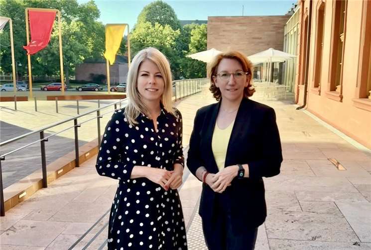 Die Landtagsabgeordneten Lana Horstmann und Susanne Müller freuen sich über die guten Nachrichten aus Mainz. Der Einsatz im Fachausschuss Frauen und Gleichstellung für das Frauenhaus hat sich gelohnt.Foto: Büroteam Horstmann/Müller