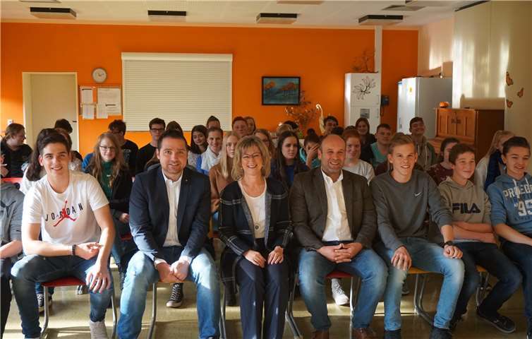 Die Landtagsabgeordneten aus dem Kreis Cochem-Zell Anke Beilstein (CDU) und Benedikt Oster (SPD), sowie der Abgeordnete Marco Weber (FDP) besuchten in diesem Jahr die Realschule plus Vulkaneifel in Ulmen und die BBS Cochem.Jutta Laux