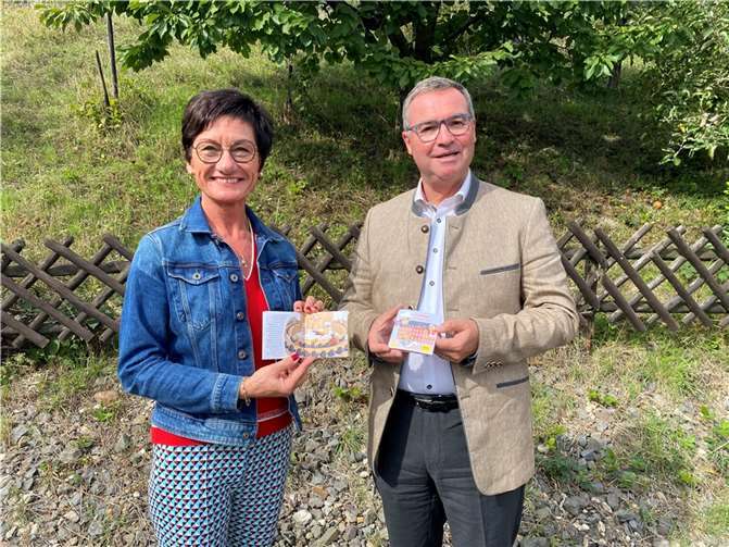 Die Landtagsabgeordneten des Kreises Ahrweiler Petra Schneider und Horst Gies mit dem Pixi-Kinderbuch von Autorin Corinna Fuchs und Illustratorin Ariane Camus. Foto: privat