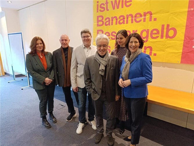Die Landtagskandidaten Martin Göddertz und Peter Tsao-Adolphs (3. und 4. von links) starteten mit Unterstützung von (von links) Sandra Weeser, Ulrich van Bebber, Christina Steinhausen und Daniela Schmitt in den Wahlkampf.  Foto: Fritz-Peter Steinhausen