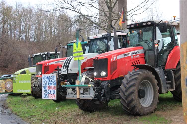 Die Landwirte rückten lautstark mit Bannern und Fahnen zur Jahreshauptversammlung an. Foto: GS