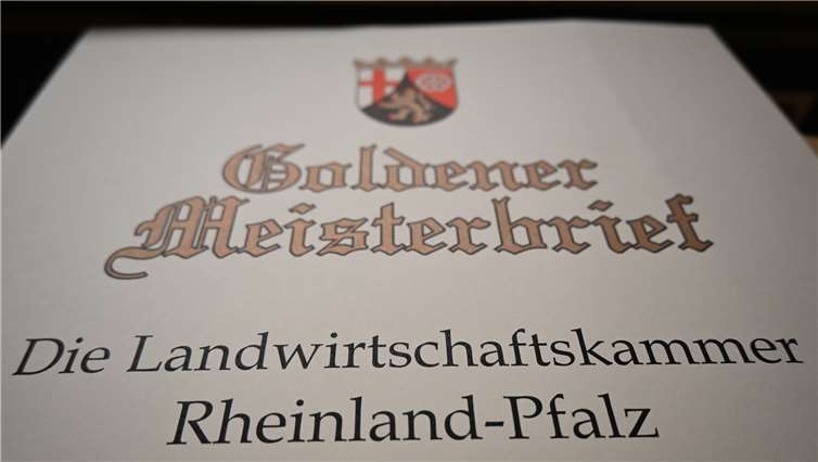 Die Landwirtschaftskammer Rheinland-Pfalz überreicht jährlich die Goldenen Meisterbriefe an jene Absolventen, deren Meisterprüfung in den Grünen Berufen 50 Jahre zurückliegt. Der Aufruf richtet sich folglich diesmal an den Meister-Jahrgang 1971.Quelle: Landwirtschaftskammer Rheinland-Pfalz