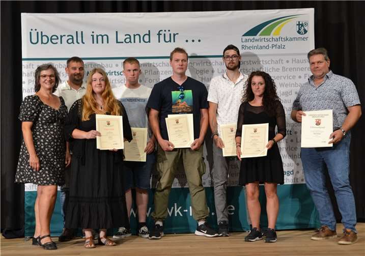 Die Landwirtschaftskammer zeichnete die Stadt Koblenz für 60 Jahre Gärtnerausbildung aus. Andreas Drechsler (rechts) vom Eigenbetrieb Grünflächen- und Bestattungswesen nahm die Urkunde entgegen. Antonia Kiehl (von rechts), Nils Kroth, Maik Buksbaum, Leon Krämer und Cennet Arkan feierten mit ihren Ausbildern Björn Bareth und Jutta Hase die bestandene Gesellenprüfung als Gärtnerinnen und Gärtner. Foto: Stadt Koblenz