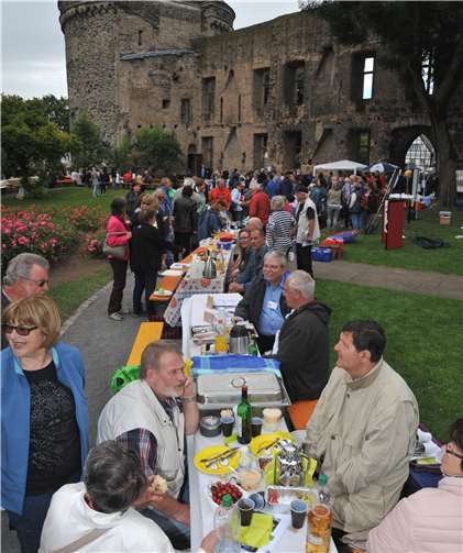 Die „Lange Tafel“ wird im Schlossgarten gedeckt. Stadt Andernach/Maurer
