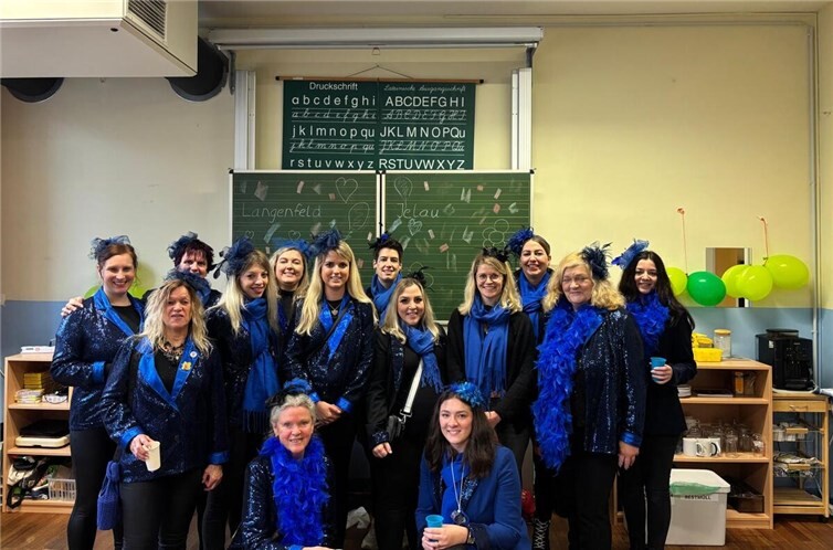 Die Langenfelder Möhnen besuchten u.a. die Kinder in der Grundschule. 