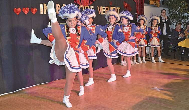 Die Lannesdorfer Rheinfunken erorberten gleich am Beginn der Sitzung die Bühne und die Herzen der durchweg kostümierten Narren. -AB-