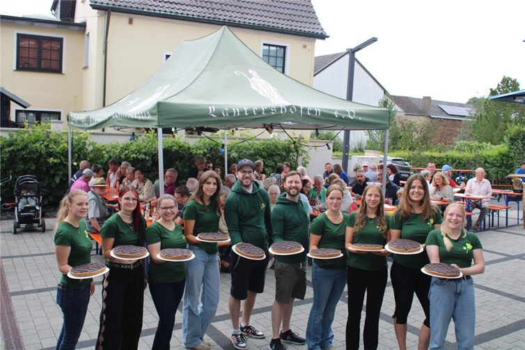 Die Lantershofener Brötchesmädchen beim Maubichfest mit dem amtierenden Schützenkönig Clemens Queckenberg (5. von links), Junggesellen-Hauptmann Severin Bender (5. von rechts) und natürlich den Maubichkuchen. Foto: DU
