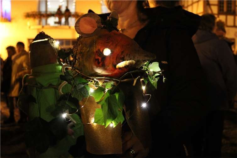 Die Laternen aus Rüben wurden teilweise mit Lichterketten erleuchtet.