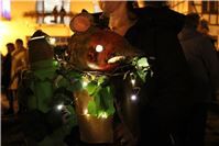 Die Laternen aus Rüben wurden teilweise mit Lichterketten erleuchtet.