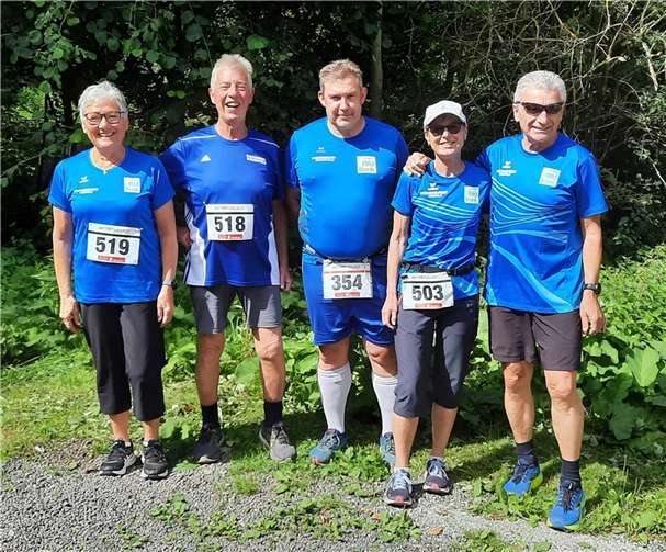 Die Lauffreunde der LG Laacher See vor dem Start der Wettbewerbe (v. l.) Alwine Bartz, Erich Portz, Michael Ringel, Elisabeth Waldorf und Klaus Jahnz.  Foto: Peter Nuhs