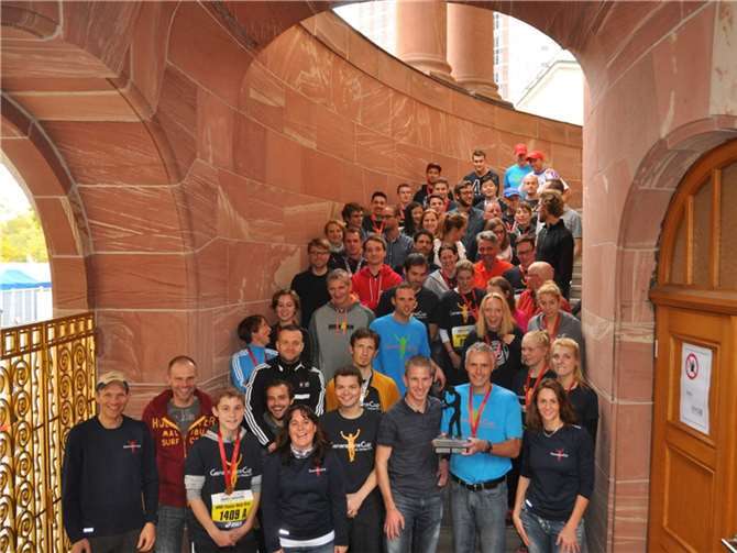 Die Lauftreff SV Weitersburg komplettierte das WHU-Teilnehmerfeld beim Generations Cup im Rahmen des Frankfurt-Marathons.privat