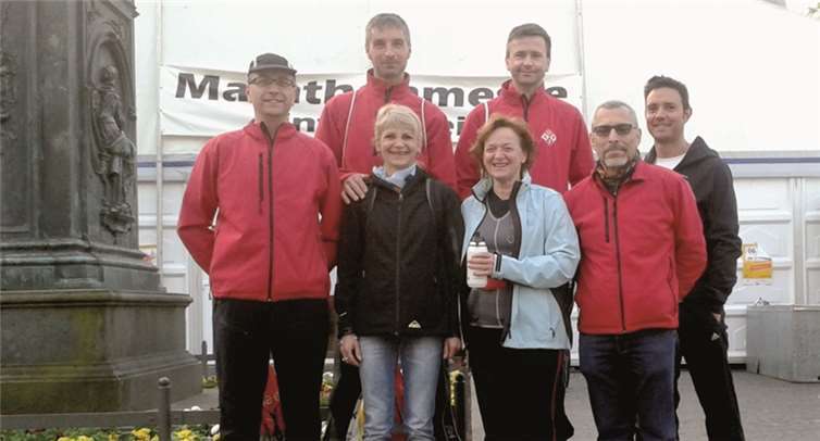 Die Lauftreffler aus der Grafschaft mit ihren Fan-Begleitern.privat