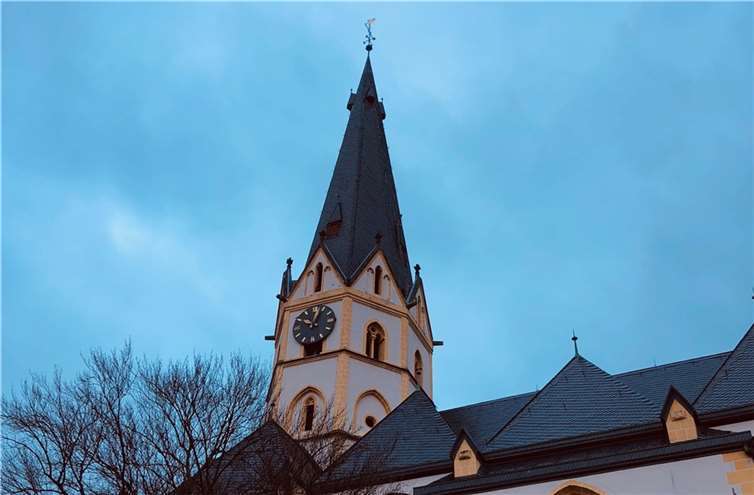 Flut: Wie steht es um Kirchen und Kapellen? Die Laurentiuskirche in Ahrweiler vor der Flut. Foto: ROB