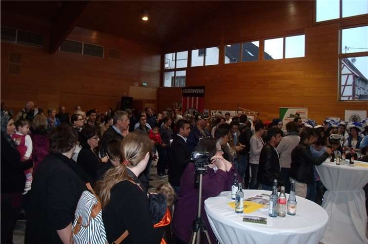 Die Lavahalle füllte sich schnell mit Gästen.