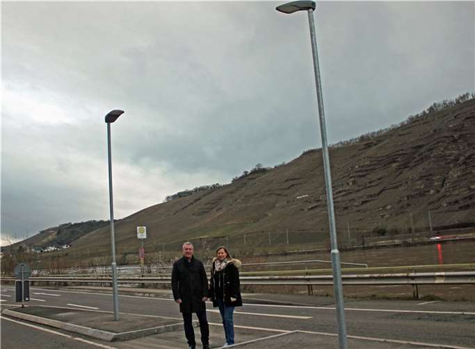 Die Layer CDU-Ortsverbandsvorsitzende Daniela Nowak und der Vorsitzende der CDU-Stadtratsfraktion Stephan Otto freuen sich über die neuen Straßenleuchten an der Bushaltestelle Obermark. Für sie wäre auch stationäre Geschwindigkeitsanzeige wichtig. Foto: CDU Lay