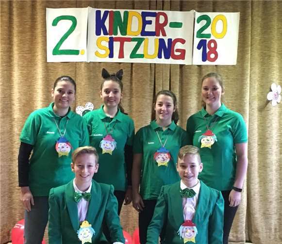 Die Layer Pänz (v.l.n.r.) stehend Jenny Werner, Annika Werner, Lynn Schneider, Marie Mägdefessel, davor Jonas Jost und Etienne Blettenberg. privt