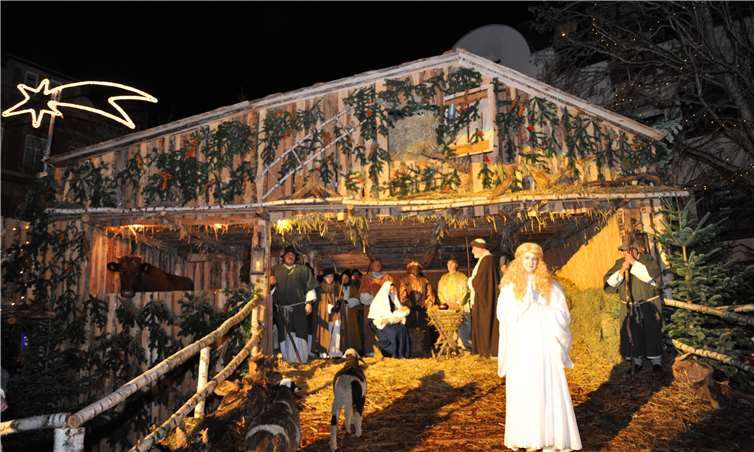 Die „Lebende Krippe“ fasziniert seit mehr als 25 Jahren die Besucherinnen und Besucher des Andernacher eihnachtsdorfes. Fotos: Stadt Andernach/Maurer