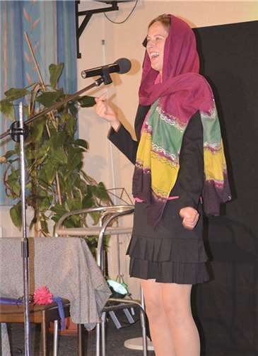 Die „Lebensglücksberaterin“ hat offensichtlich selbst Spaß an ihrem Vortrag.