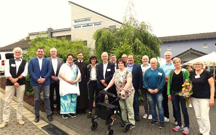 Die Lebenshilfe Cochem-Zell e.V. feiert in diesem Jahr ein rundes „Jubiläum plus“. Der Vorsitzende Prof. Dr. Erhard Fischer (7.v.l.) begrüßte die Festgäste. Fotos: TE