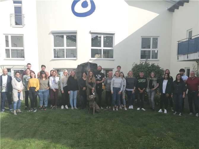 Die Lebenshilfe KV Mayen-Koblenz e.V. ihre neuen Azubis mit ihren Praxisanleiter*innen und Mentor*innen beim traditionellen Azubi-Frühstück begrüßt.Foto: privat