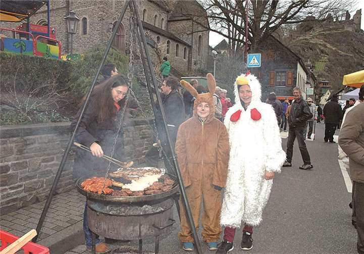 Die Leckereien vom Grill zogen auch Hühnchen Lena Friedrich und Osterhase David Müller an.