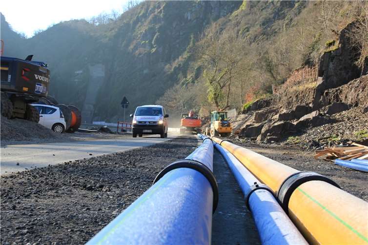 Die Leerrohre liegen zum Verlegen bereit. Sie kommen 1,80 tief unter die Straße und sollen damit vor künftigem Hochwasser sicher sein. Fotos: GS