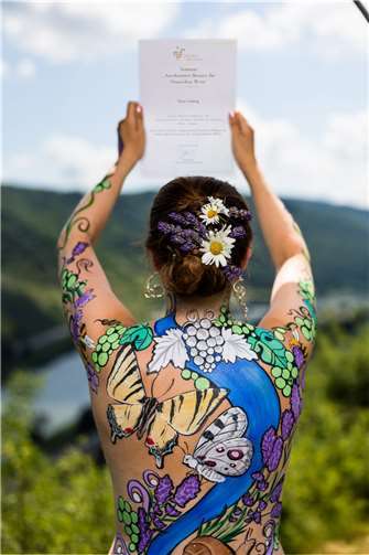 Die Lehmener Weinkönigin Nina hält sie stolz ihr Zertifikat in die Höhe. Foto: Kai Myller