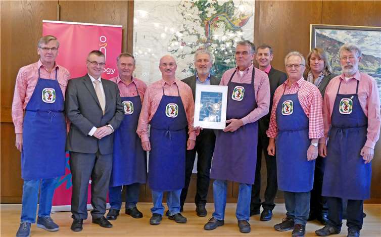 Die Lehmer Razejunge bei der Preisverleihung mit ersten Gratulanten: Dr. Alexander Saftig (2.v.li.), Verbandsbürgermeister Bruno Seibeld (Mitte), die 1. Beigeordnete der Gemeinde Lehmen Annette Breitkreutz (2.v.re.) und Michael Dötsch von innogy (4.v.re.).innogy