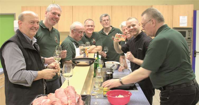 Die Lehmer Razejunge in den Räumen der Realschule Plus Kobern-Gondorf beim Kochen.Privat