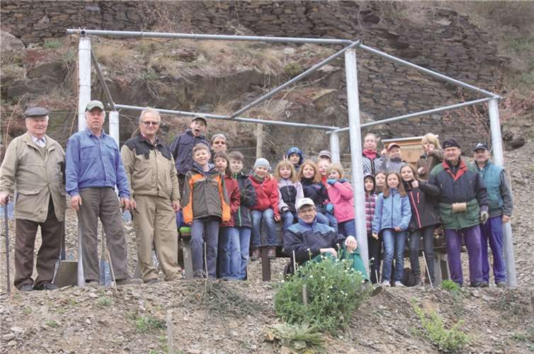 Die Lehmer Razejunge mit den Lehmener Grunschülerinnen und Grundschüler.Privat