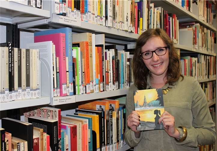 Die Lehramtsstudentin Lisa Brokemper und ihr in Thailand spielender Debüt-Roman „Regenzeitversuchung“.Mara Neuber
