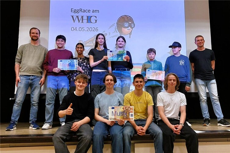 Die Lehrer Christoph Rauwolf (hinten links) und Timo Clemens (hinten rechts) mit den Preisträgern des diesjährigen EggRace am  WHG