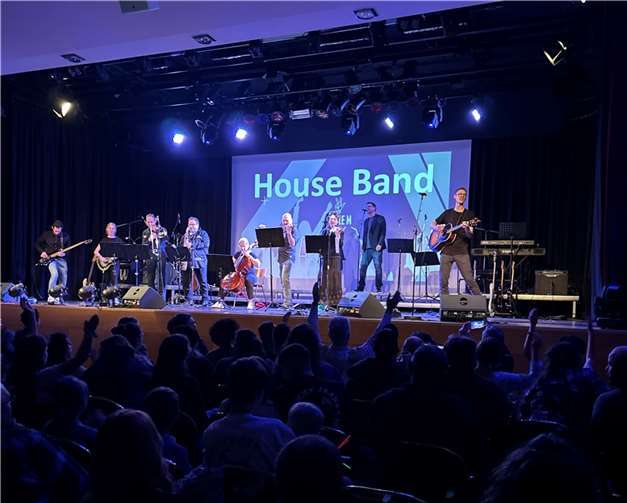 Die Lehrerband „Triple M House Band“ spielte zum Finale.