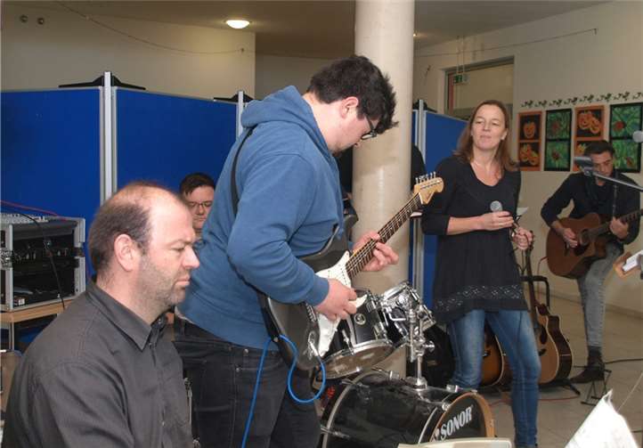 Die Lehrerband heizte mächtig ein und hatte auch ein Lied mit eigenem Text zum Besten gebracht.