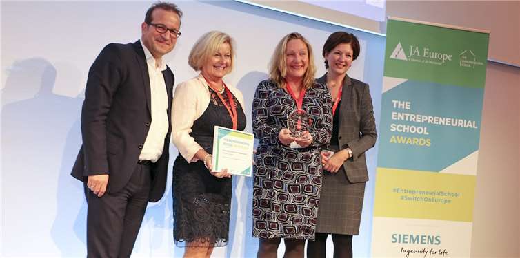 Die Lehrerinnen Astrid Heilmann-Cappel (2. Von links) und Cornelia Zumbruch (3. Von links) nehmen die Auszeichnung für das FGN entgegen.JA Europe